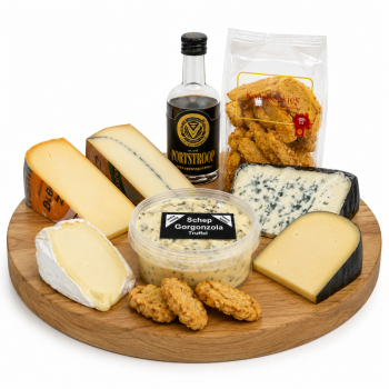 Kaasplank met kaaskoekjes, portstroop, oude geit, kernhem, schepgorgonzola truffel, morbier, saint agur en delice de bourgogne