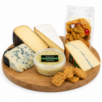 Kaasplank met Morbier, Roombrie, Trappisten, Saint Agur, kaaskoekjes en oude kaas pesto tapenade