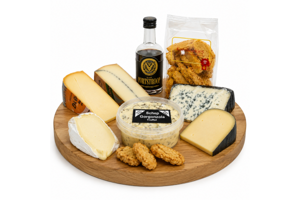 Kaasplank met kaaskoekjes, portstroop, oude geit, kernhem, schepgorgonzola truffel, morbier, saint agur en delice de bourgogne